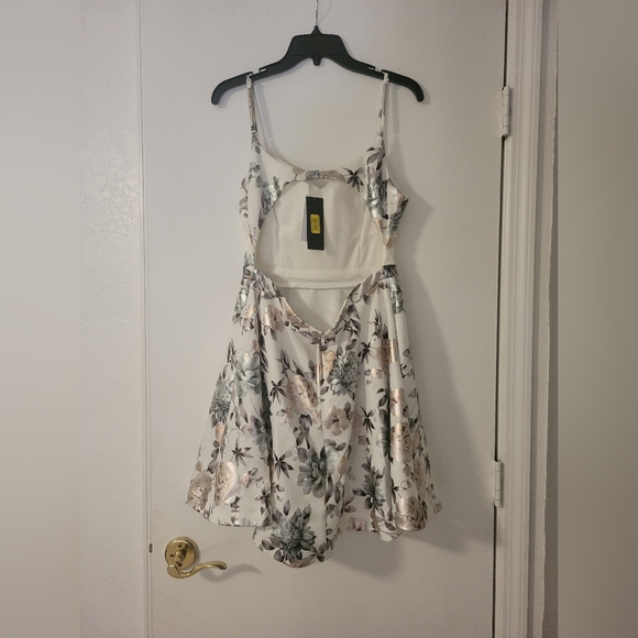 Short open back social dress size 11 juniors - Picture 5 of 8